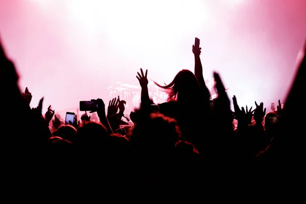 Девушка Плечах Силуэт Счастливые Люди Поднятыми Руками Музыкальном Концерте — стоковое фото
