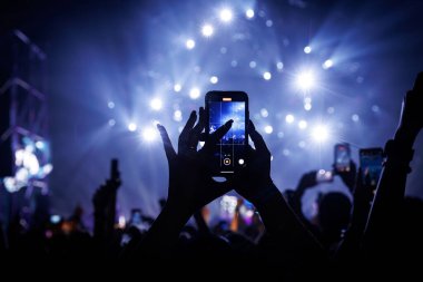 Canlı konser programında anıları yakalamak, akıllı telefonlar.