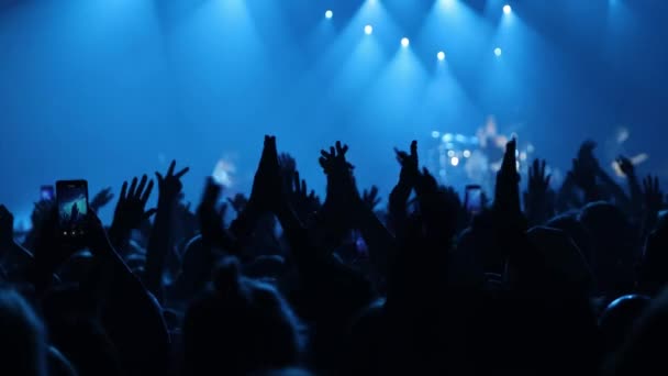 Les Gens Applaudissent Leur Artiste Préféré Lors Concert Musique Silhouettes — Video