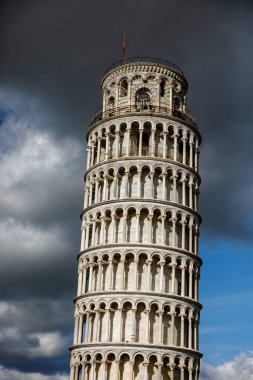 Ünlü Pisa Kulesi 'nin üzerinde dramatik bulutlar. Dünyanın en popüler turistik yerlerinden biri.