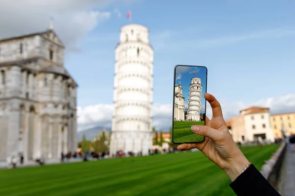 Robienie Mobilnego Zdjęcia Krzywej Wieży Pizy Podczas Wakacji Włoszech — Zdjęcie stockowe