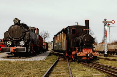 Açık hava tren istasyonunda klasik buhar motoru.