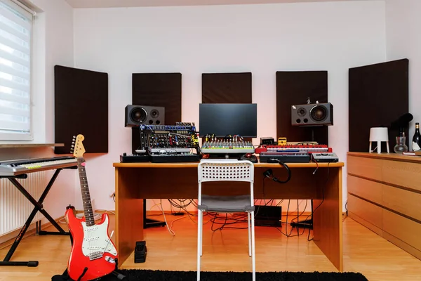Домашня Студія Music Production Studio Американською Старовинною Fiesta Червоною Гітарою — стокове фото