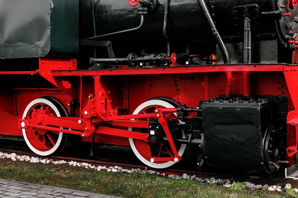 Vintage Ατμομηχανή Ζωηρούς Κόκκινους Μεταλλικούς Τροχούς — Φωτογραφία Αρχείου