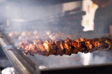 Metal şiş üzerinde yemek ızgara kebap
