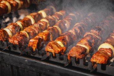 Metal şiş üzerinde yemek ızgara kebap