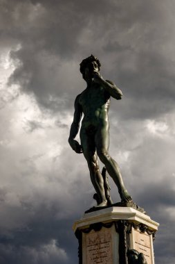 David heykeli dramatik bulutlar üzerinde
