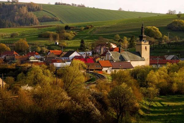 Een Typisch Europees Dorp Met Een Kerk Het Centrum Slowakije — Stockfoto