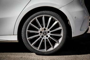 Berlin, Almanya - 01 Nisan 2023: Logolu Mercedes araba tekerlekleri