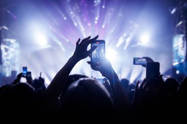 Canlı konser programında anıları yakalamak, akıllı telefonlar.