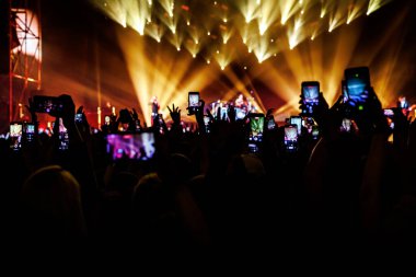 Bir müzik etkinliğinde akıllı telefon kalabalığı.