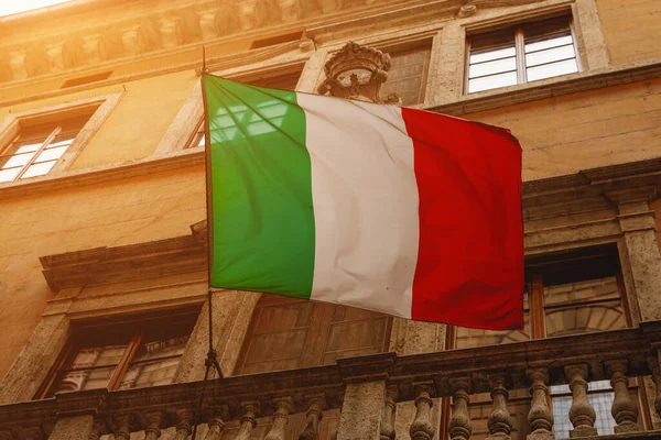 Bendera Italia Jalan Jalan Kota Tua Tampilan Bawah Stok Foto Bebas Royalti