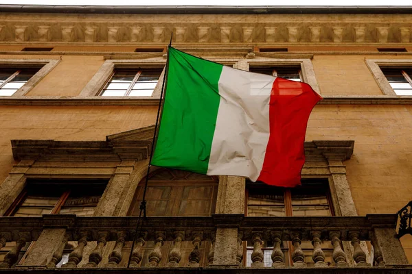 Bandera Italiana Antiguo Balcón Del Edificio Casco Antiguo Vista Inferior Imágenes De Stock Sin Royalties Gratis