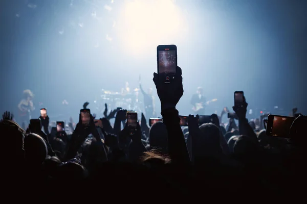 Herinneringen Vastleggen Smartphones Tijdens Live Concert Show Rechtenvrije Stockfoto's