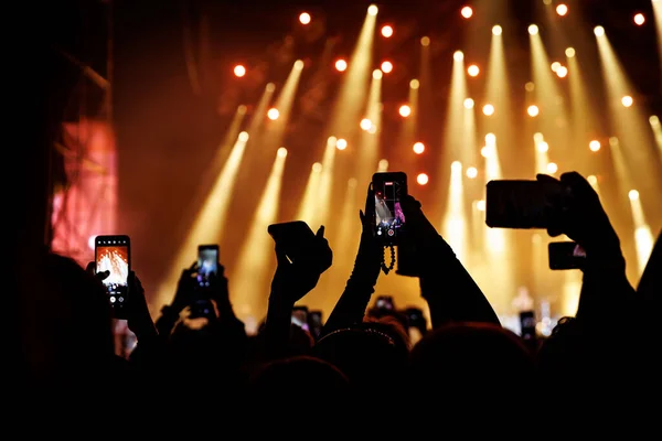Herinneringen Vastleggen Smartphones Tijdens Live Concert Show Stockfoto