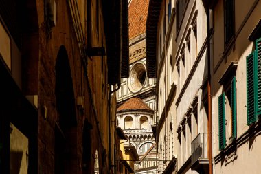 İtalya 'da gün batımında Toskana' nın yeşil tepeleri ve çayırları