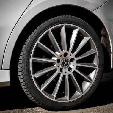 Berlin, Almanya - 01 Nisan 2023: Logolu Mercedes araba tekerlekleri
