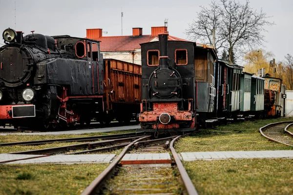 停放在室外车站的复古机车 蒸汽火车 — 图库照片