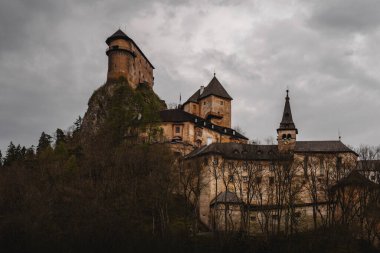 Orava, Slovakya 'daki dağdaki kasvetli ortaçağ kalesi