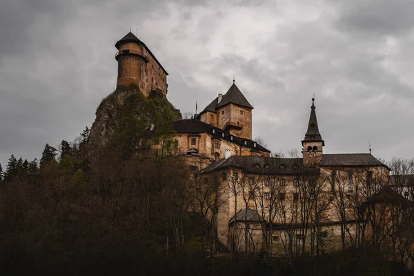 Mroczny Średniowieczny Zamek Wzgórzu Orawa Słowacja — Zdjęcie stockowe