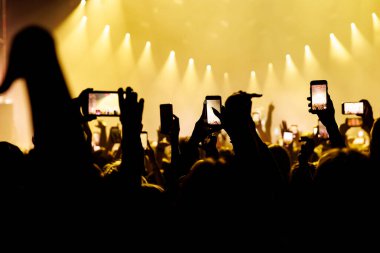 Canlı konser programında anıları yakalamak, akıllı telefonlar.