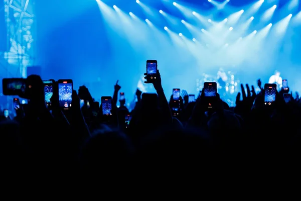 Люди Концерте Снимают Видео Фото Помощью Мобильных Телефонов — стоковое фото