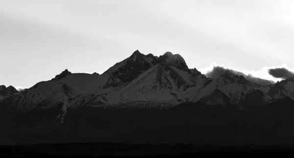 Góry Pokryte Śniegiem Szczyty Czerń Biel — Zdjęcie stockowe