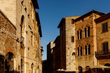 Eski bir İtalyan kasabasının cephelerini inşa etmek. Toskana bölgesinin dar sokakları