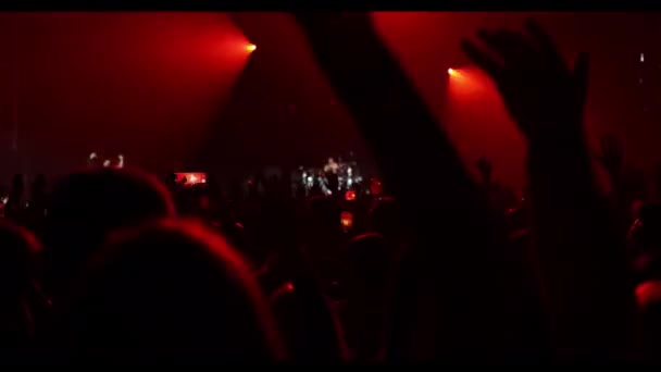 音乐厅里欢乐的人群 高举双手的轮廓 — 图库视频影像