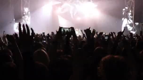 Die Fröhliche Menge Einem Konzertsaal Silhouetten Erhobener Hände — Stockvideo
