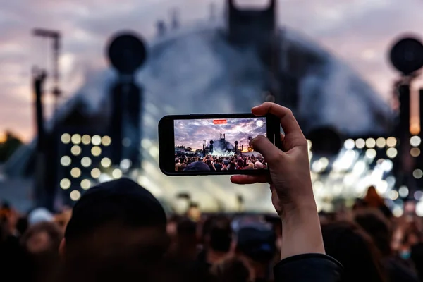 Photographing the Stage with a Smartphone Camera.