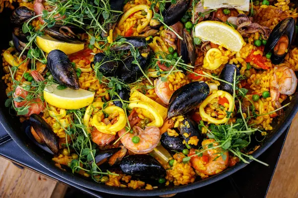 맛있는 스페인어 Paella Highlighting Mussels Shrimps — 스톡 사진
