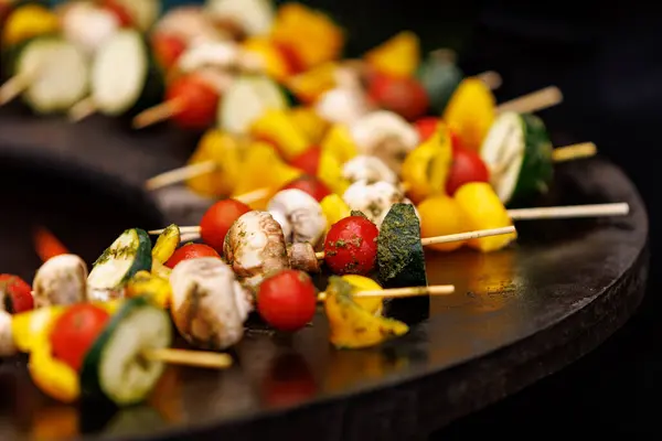 Légumes Grillés Dans Une Marinade Aux Herbes Sur Barbecue Pendant — Photo