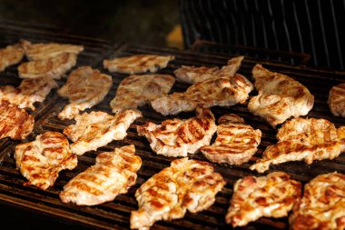 Barbekü ızgara açık alev içinde yemek domuz eti biftek