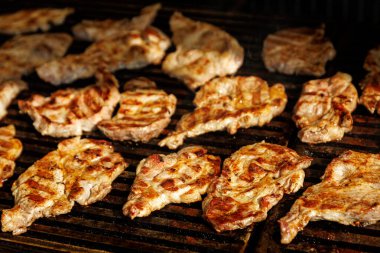 Domuz eti ateşte kızartılmış, bbq ızgara servisi...