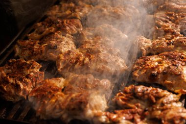 Sulu et parçaları ateşte kızarıyor.