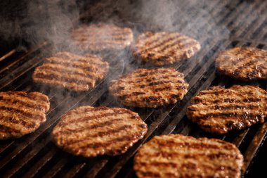 Hamburger bifteği ateşte kızartılmış.