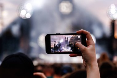 Bir Açık Hava Müzik Etkinliğinde Kalabalığın Elindeki Akıllı Telefonlar