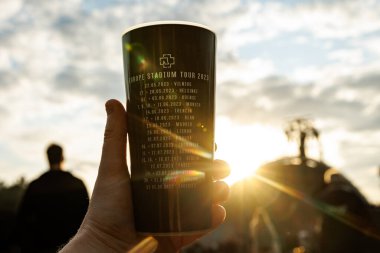 Vilnius, Litvanya - 22.05.2023: Sahne arkasında Rammstein resmi bira bardağı