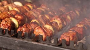 Domuz şiş iştah açıcı Kömürde kızartılmış, Dumanlı Et Lezzeti