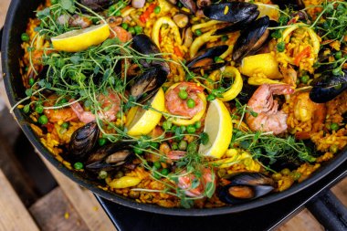 Tavada İspanyol deniz ürünleri paella 'sı