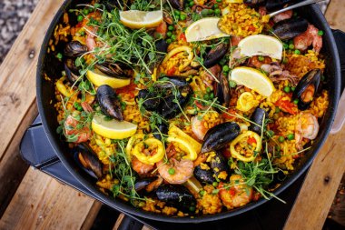 Lezzetli İspanyol Paella Midye ve Karidesleri Vurguluyor