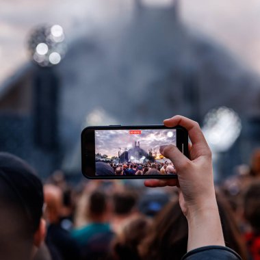 Bir Açık Hava Müzik Etkinliğinde Kalabalığın Elindeki Akıllı Telefonlar