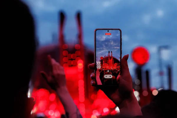 Smartphones Den Händen Der Massen Bei Einem Outdoor Musikevent Stockbild
