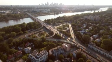 Bir Avrupa şehrindeki kavşağın üzerinden uçuyor. Polonya Varşova 'da trafik