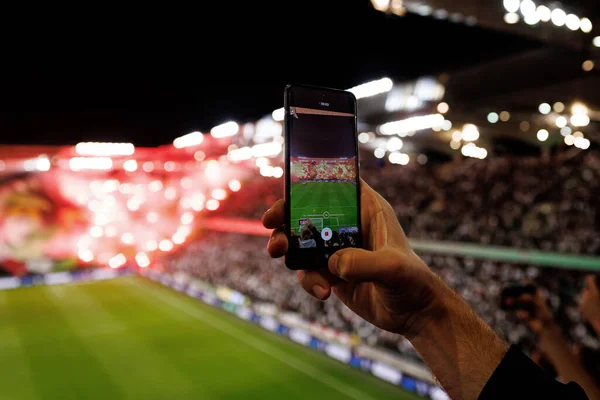 足球比赛期间歌迷表演的手机摄影 — 图库照片