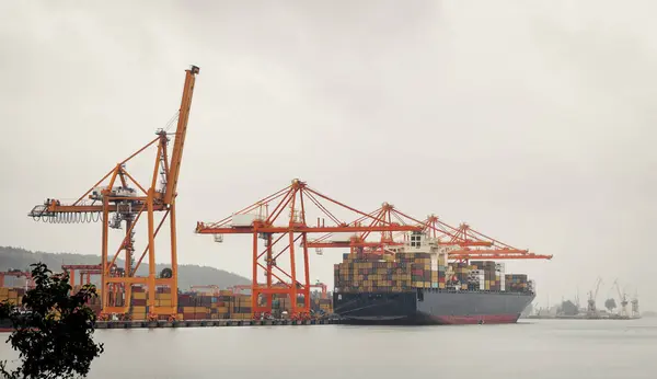 International terminal logistic sea port, Loading cargo ship