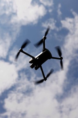 Küçük katlanabilir bir dron gökyüzünde uçuyor