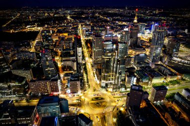 Şehir iş merkezindeki halka kavşağının insansız hava aracı görüntüsü