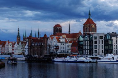 Gdansk, Polonya - 03 Ağustos 2023: Avrupa 'nın eski bir kasabasında dramatik bulutlar
